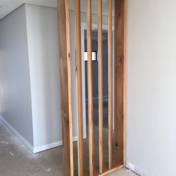 Oak fin divider